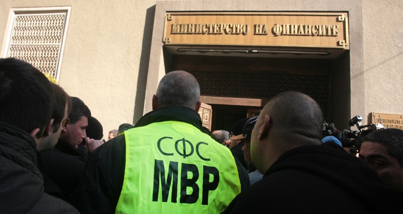 Полицаи протестираха днес пред Министерството на финансите, от утре започват големи протести в няколко града