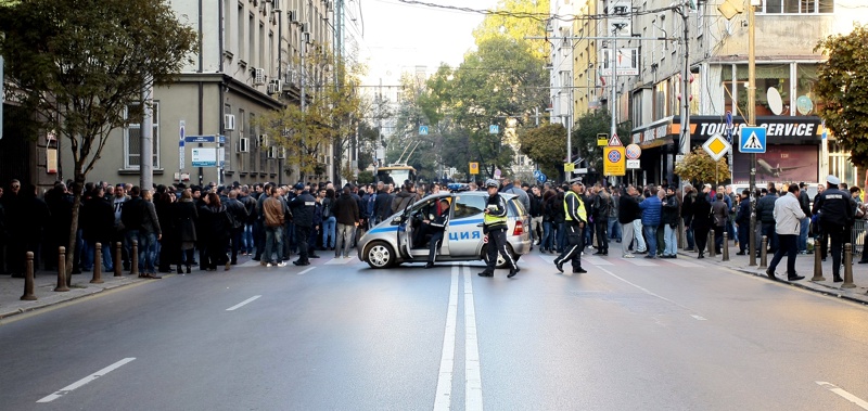 Полицейски блокади и протести в цялата страна