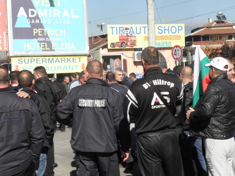 Над 100 цивилни и униформени полицаи блокираха ГКПП-”Кулата” на българо-гръцката граница