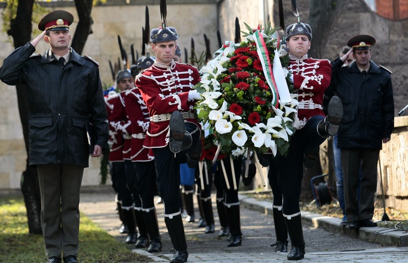Пред военния мавзолей-костница на Централните софийски гробища бяха поднесени венци и цветя