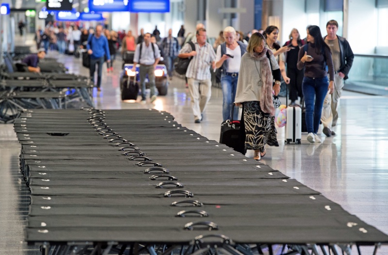 Робот помага на изгубени пътници на летище в Амстердам