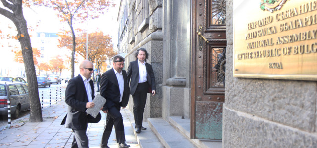 Иво Сиромахов, Филип Станев и Тошко Хаджитодоров ивнесоха документите в парламента