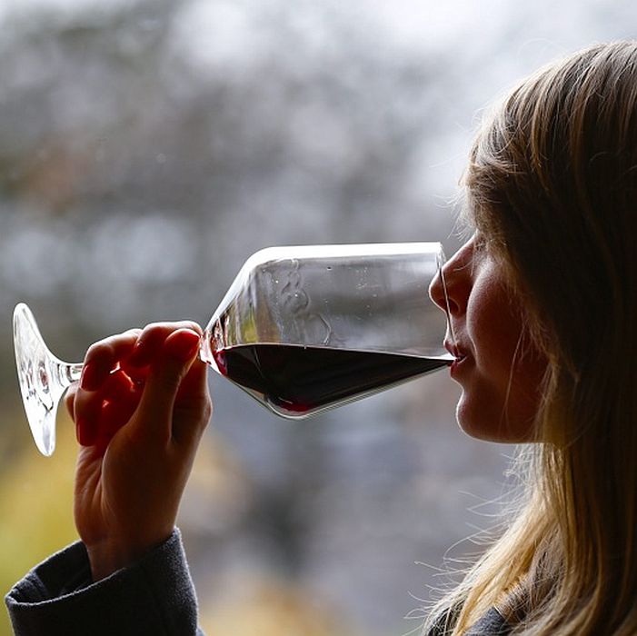 Чаша червено вино помага за зачеване