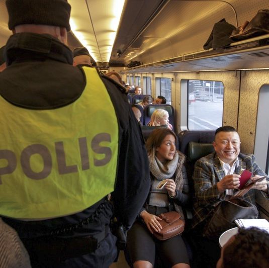 Туристи показват документите си на граничар при влизане в Швеция