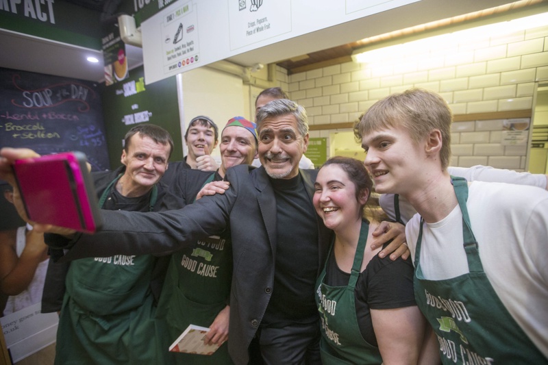 Клуни си направи селфи с фенове в кафене