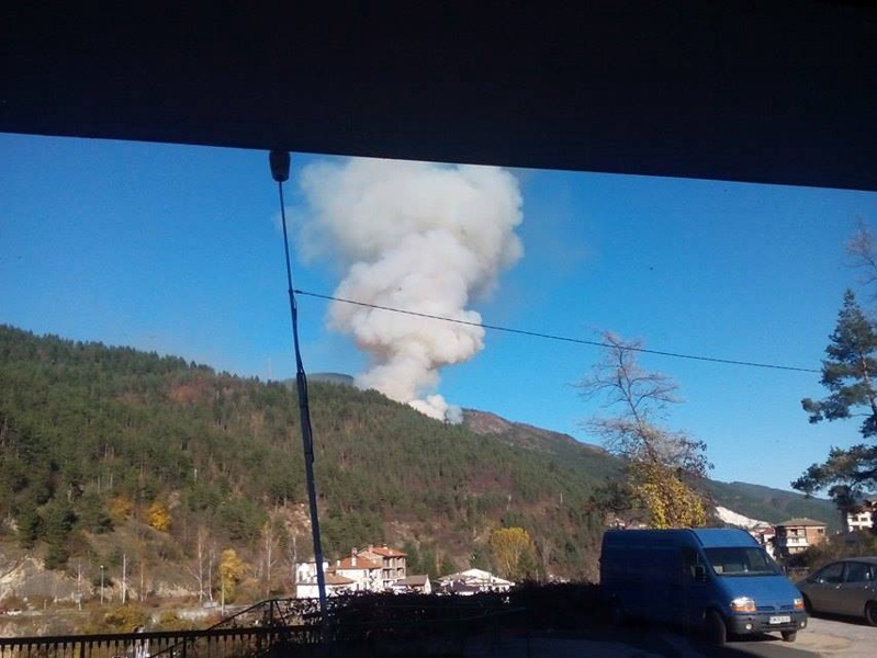 Пожар застрашава Смолян и село, обявиха бедствено положение