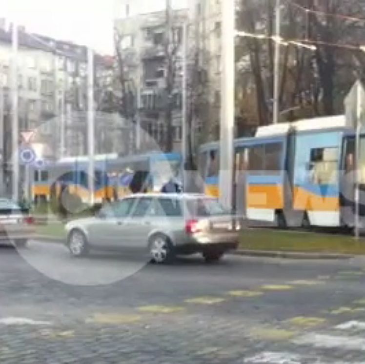 Два трамвая се удариха на „Руски паметник” в София