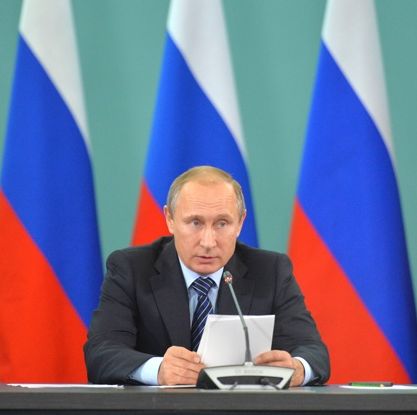 Руският президент Владимир Путин може да спре войната в Сирия, според Филип Хамънд