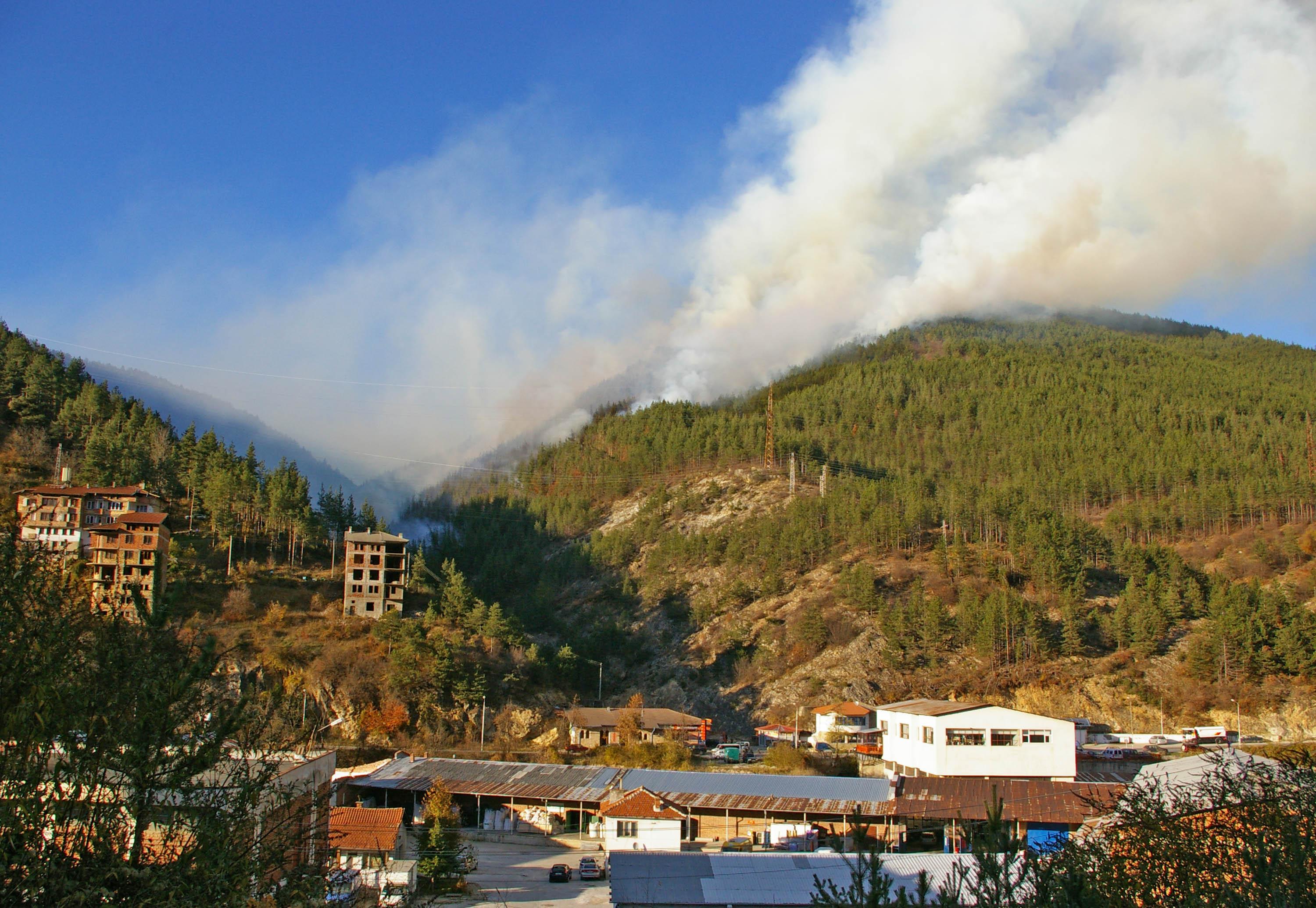 Три групи гасят пожара в района на Смолян