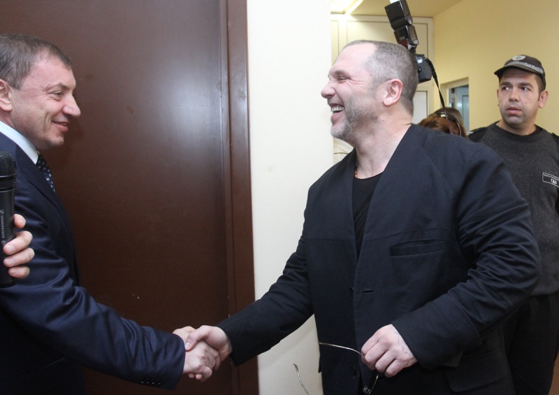 Алексей Петров и Златомир Иванов се поздравяват в съда