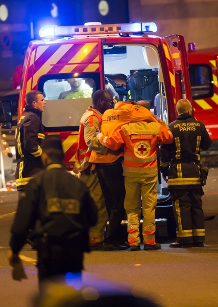 Евакуират ранени хора след взривовете в района на стадион ”Стад дьо Франс” в Париж