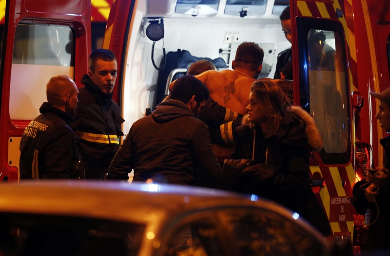 Ранен мъж се качва в линейка след взривове до стадион ”Стад дьо Франс” в Париж