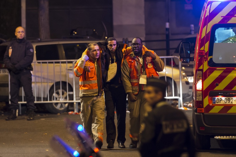 Евакуират ранени хора след взривовете в района на стадион ”Стад дьо Франс” в Париж