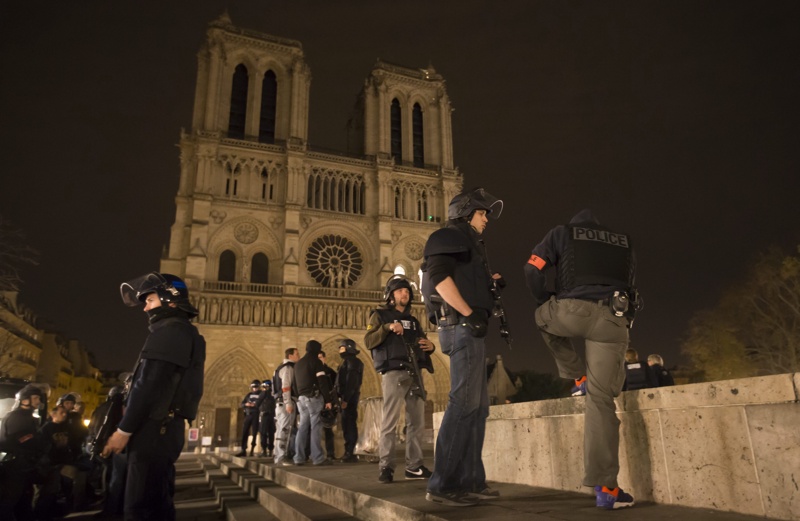 Полицейски патрули около катедралата Нотр Дам след терористичните атаки в Париж