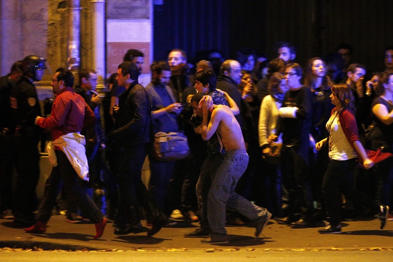 Евакуация от концертната зала ”Батаклан” в Париж, където терористи взеха заложници и убиха много хора