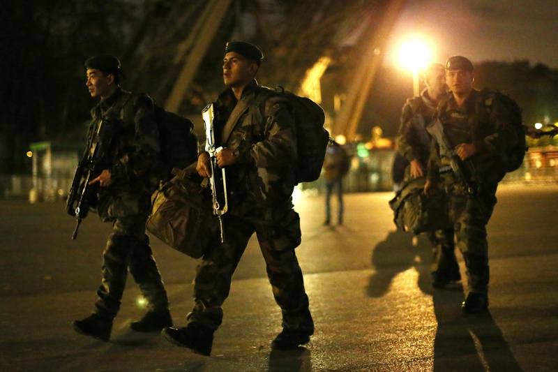 Един от терористите в Париж влязъл през Гърция?