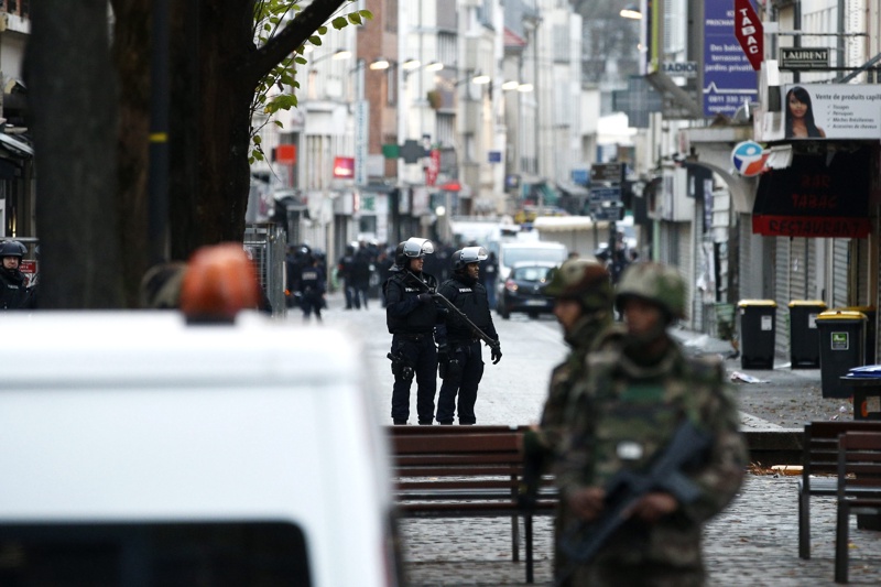 Задържаха 3-ма заподозрени за атаките в Париж