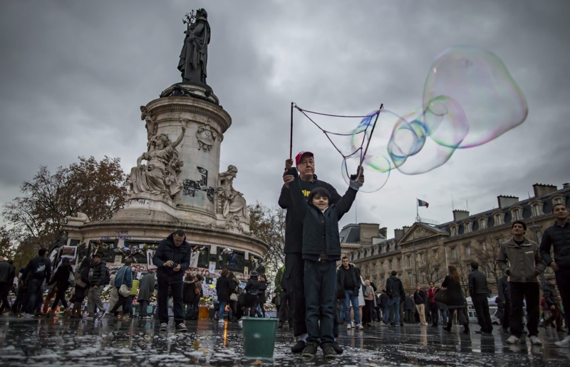 В Площада на Републиката почитат паметта на жертвите на атентатите в Париж