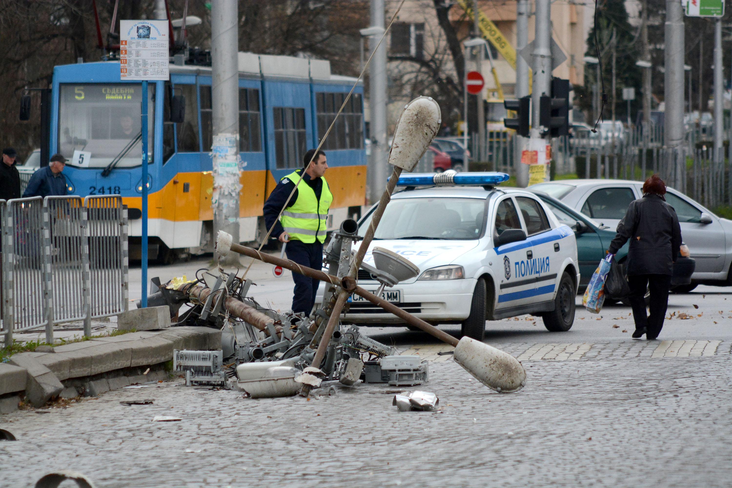 Неотдавна буря събори стълб до трамвайна спирка в София