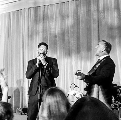 Джо Манганиело пее на празненствата преди сватбата си със София Вергара