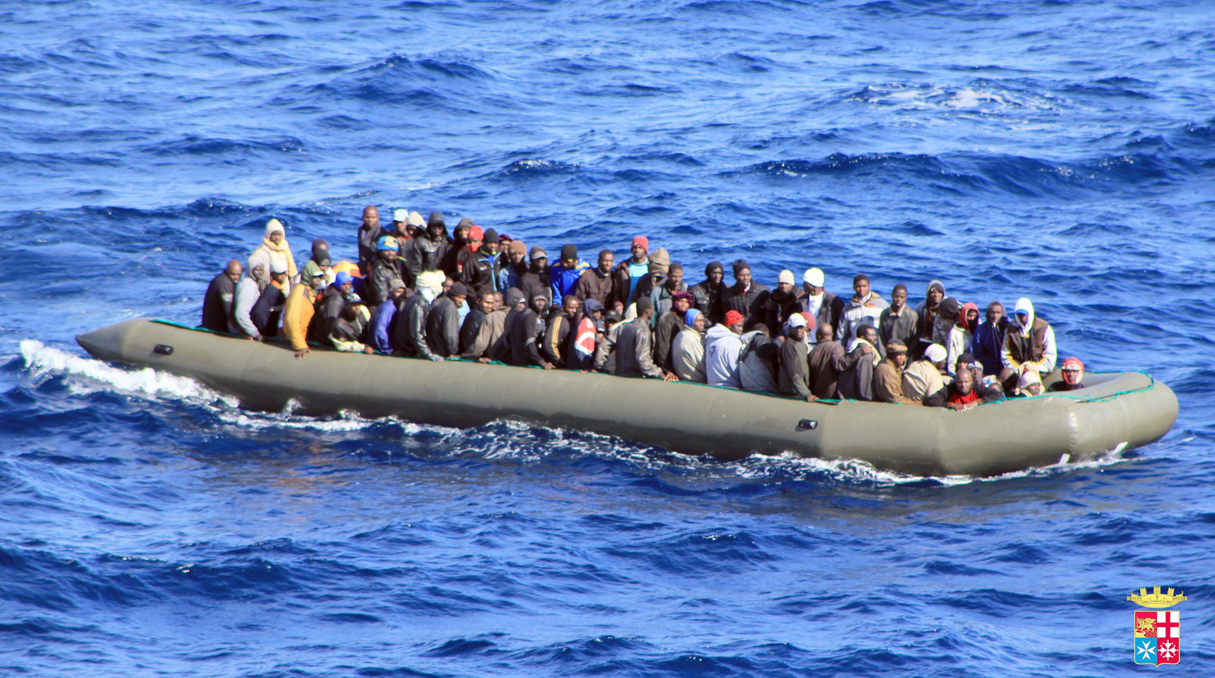 Мигрантите често използват надуваеми лодки, за да преминат Средиземно море - към Италия или Гърция (Снимка архив)