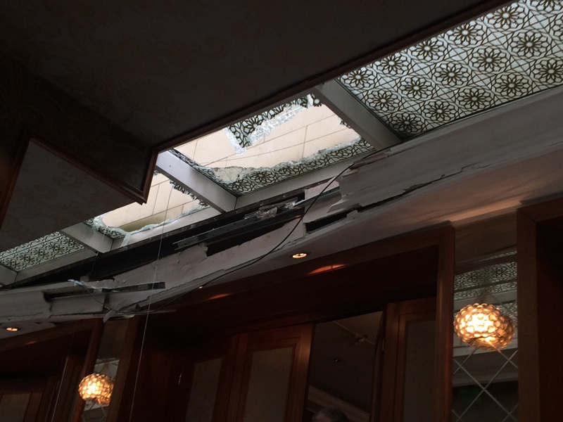 Срути се част от стъкления покрив на хотел ”Шератон” в София