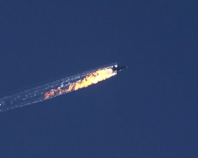 Горящият руски боен самолет, ударен от турски самолети, близо до границата на Турция и Сирия