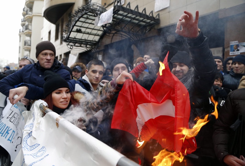 Руснаци запалиха турското знаме пред посолството на Анкара