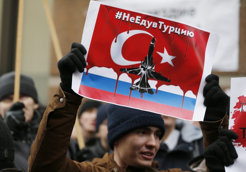 Младеж протестира с плакат ”Не отивайте в Турция” пред турското посолство в Москва