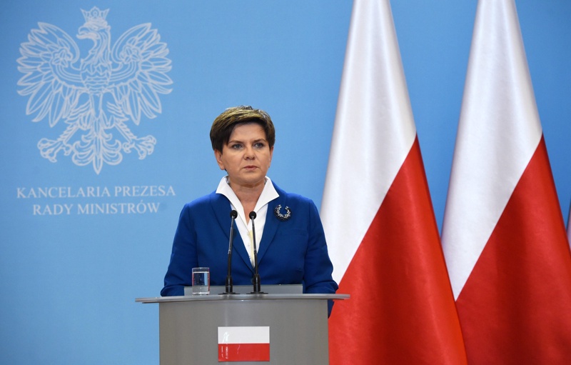 Новият полски премиер Беата Шидло е само на фона на ”най-красивите бяло-червени знамена”