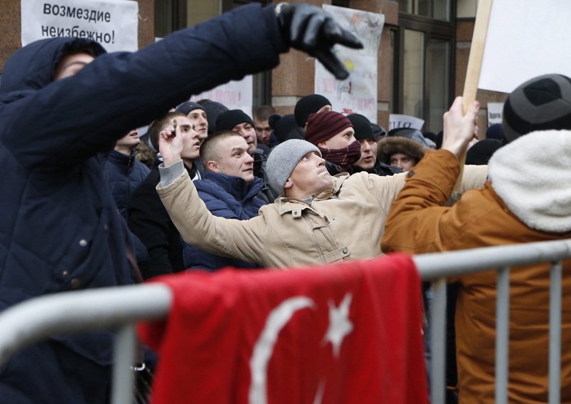 Руснаци замеряха с камъни посолството на Турция в Москва заради сваления самолет