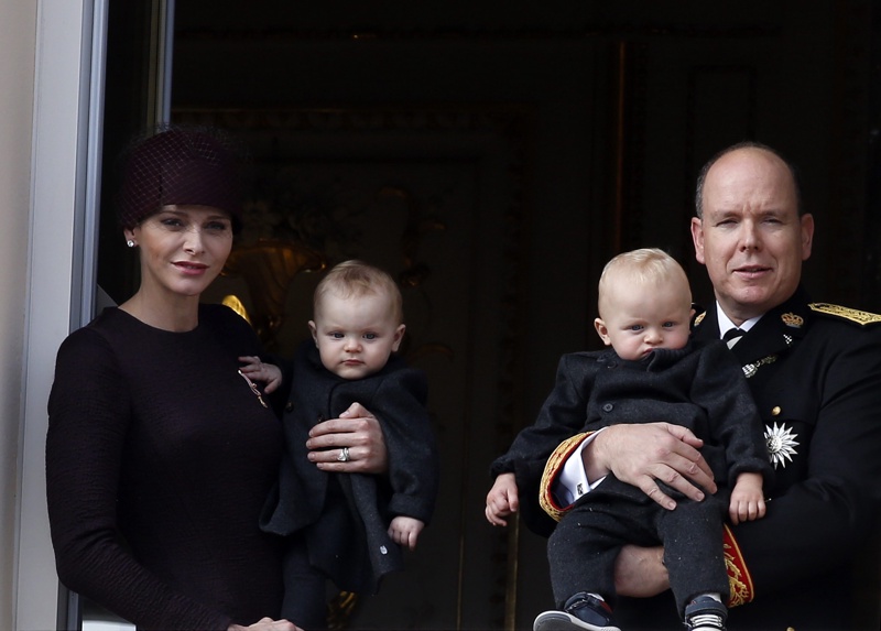 Принцеса Шарлийн и принц Албер II с близнаците