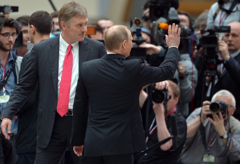 Говорителят на Кремъл Дмитрий Песков и президентът на Русия Владимир Путин