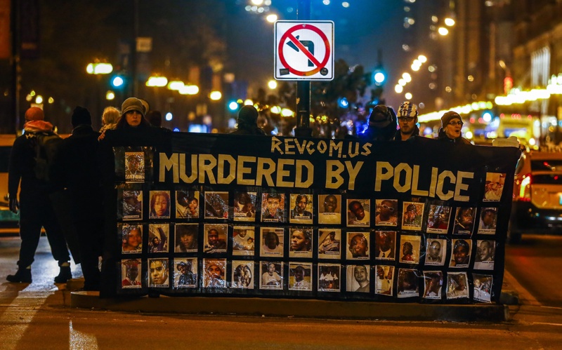 Протестиращи затвориха ул. ”Мичигън” в Чикаго с плакат, показващ жертви на полицейска стрелба в града