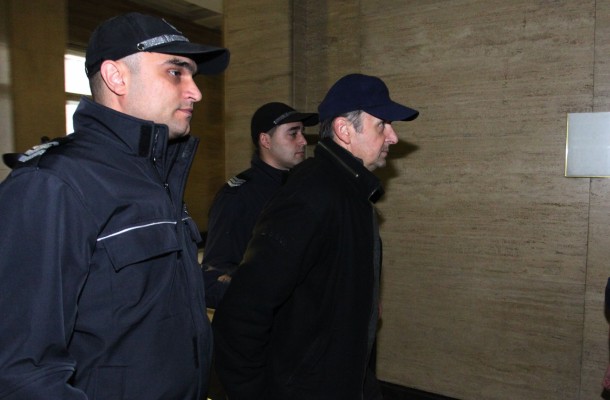 Валентин Димитров под конвой от затвора в съда