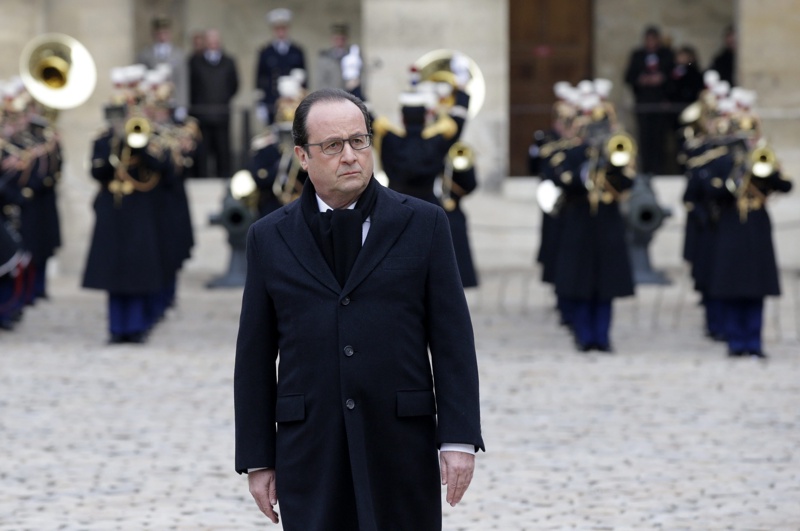 Франция отдаде почит на загиналите при атентатите в Париж