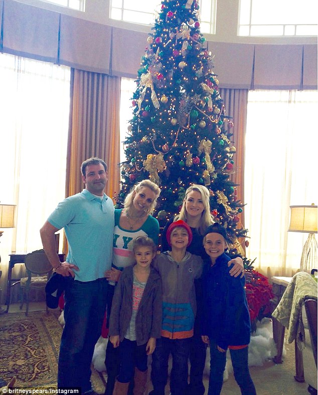 Бритни Спиърс със семейството си и децата