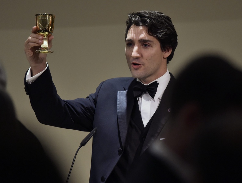 Премиерът на Канада Джъстин Трюдо вдига тост на специална вечеря в х-л ”Коринтия Палас” във Валета