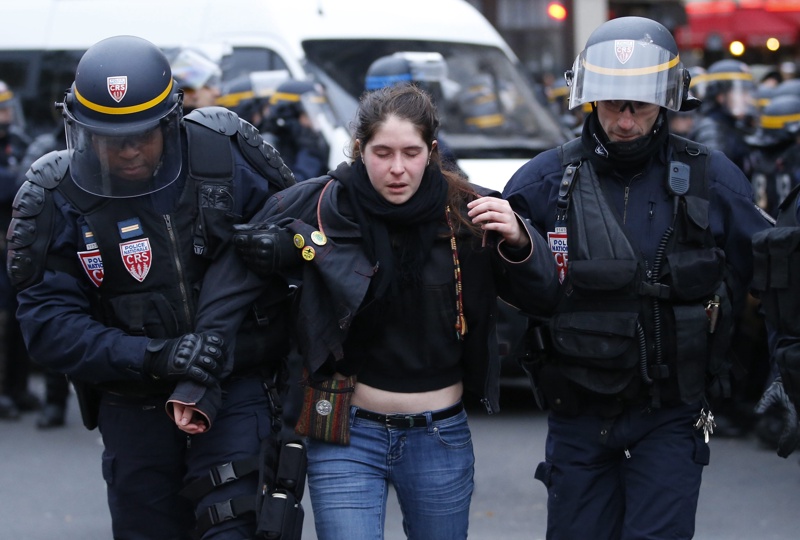 На площада на Републиката полицията разпръсна със сълзотворен газ и арестува демонстриращи екоактивисти