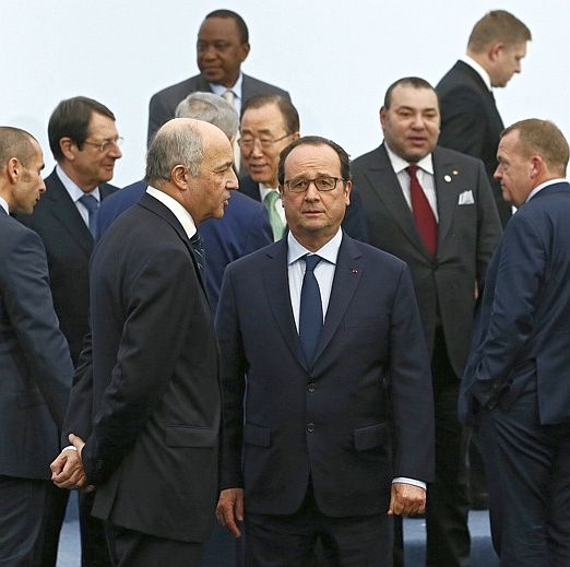 Франсоа Оланд и  Лоран Фабиюс със световни лидери