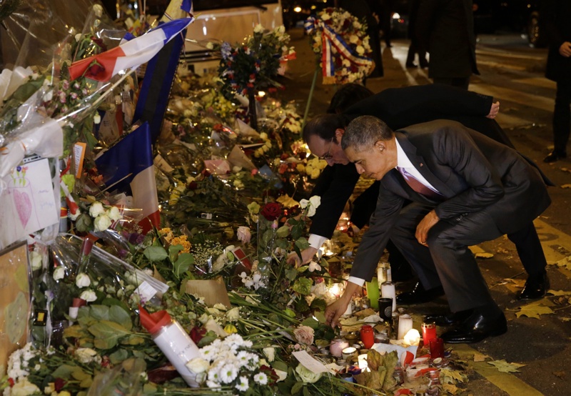 Франсоа Оланд и Барак Обама поставиха по една роза на импровизирания мемориал