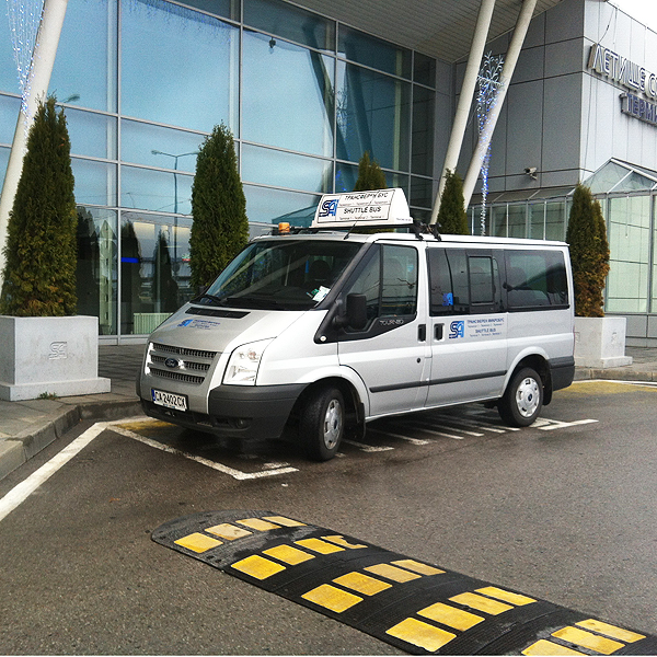 Трансферните микробуси на летището осигуряват безплатен транспорт между двата терминала