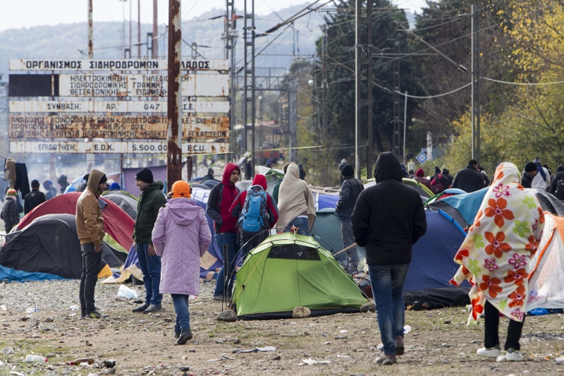 Бежанци на границата между Македония и Гърция