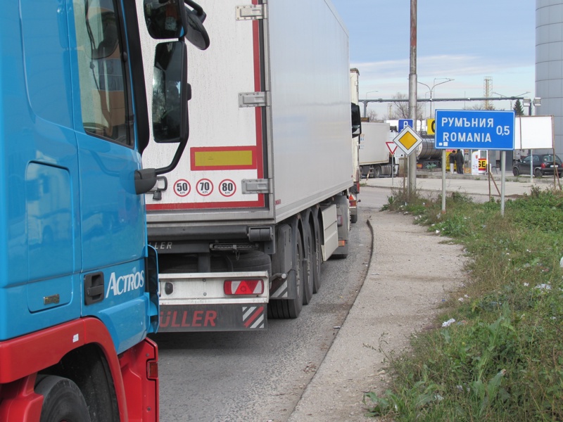 Пътят на камионите за Дунав мост минава през селото (сн. архив)