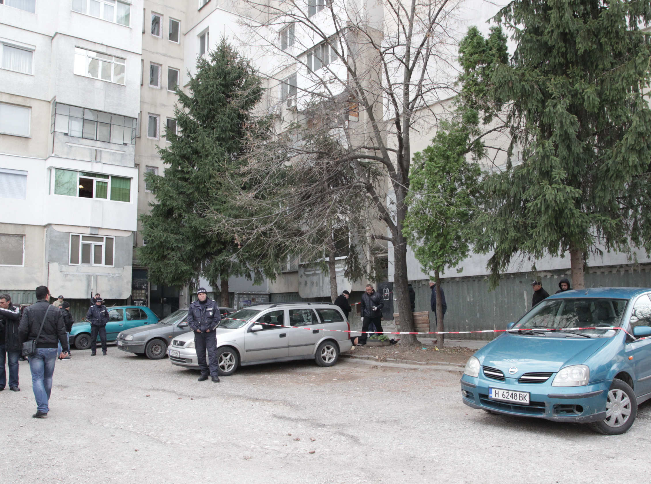 24-годишен мъж уби майка си пред жилищен блок в Шумен