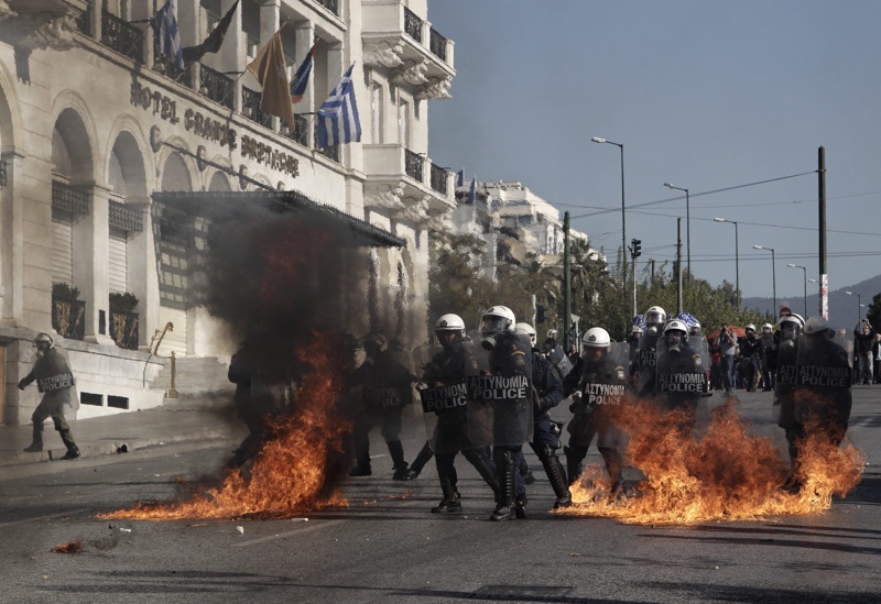 Газ и коктейли ”Молотов” на протести в Атина