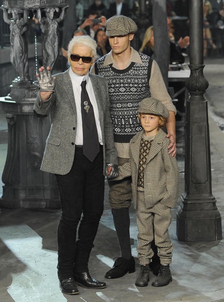 Карл Лагерфелд, кръщелникът му Хъдсън Крьониг и моделът Баптист Гиабичони представят колекцията Chanel, Paris-Rome 2015/16