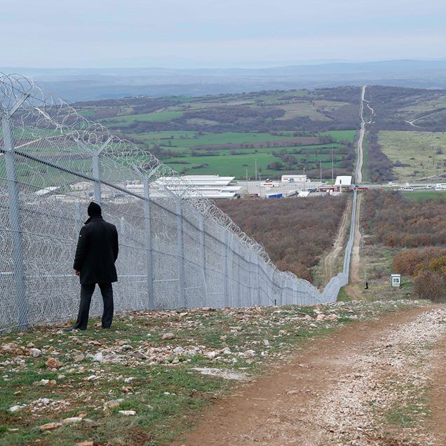 Симеонов: Не фирми на ПФ строят ”Великата българска стена”