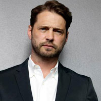 Джейсън Пристли ще заснеме филм за покойния комик Фил Хартман