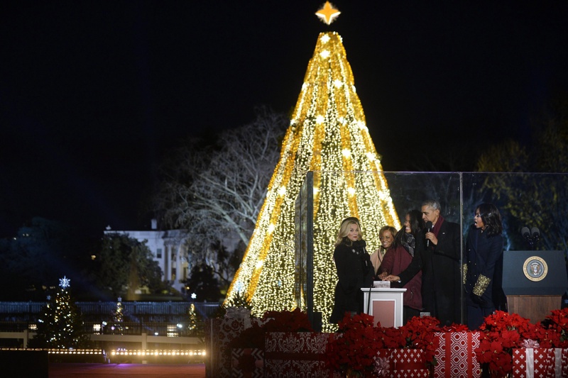 Семейство Обама запали светлините на коледната елха на САЩ